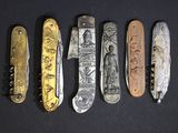 plusieurs types de couteaux sont alignés sur une surface noire