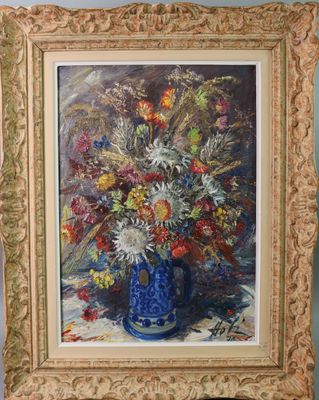 une peinture de fleurs dans un vase bleu sur une table