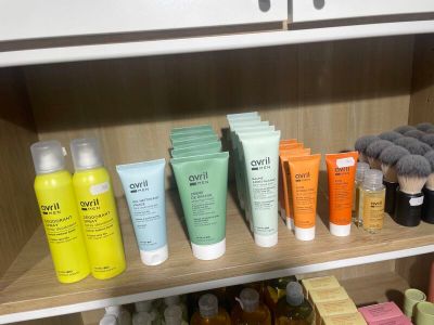 de nombreux types de produits de soin de la peau sur une étagère