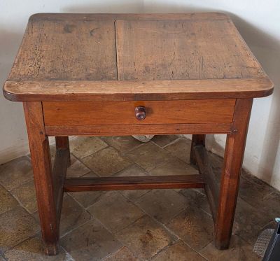 une petite table en bois surmontée d'un tiroir