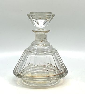 une bouteille en verre transparent munie d'un bouchon en verre