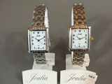 une paire de deux montres pour femme exposées sur une table