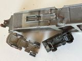 deux petits trains assis l'un à côté de l'autre sur une table