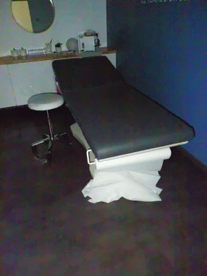 une table noire et blanche dans une pièce où se trouve un miroir