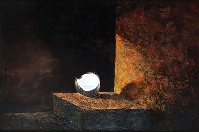 une peinture représentant une lampe posée sur une boîte