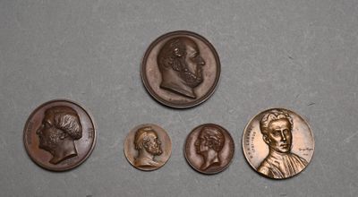 un gros plan sur un groupe de pièces de monnaie posées sur une table