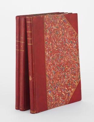 un livre rouge avec une couverture rouge et une reliure dorée