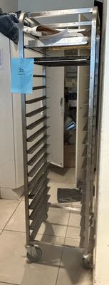 une étagère métallique située au milieu d'une pièce
