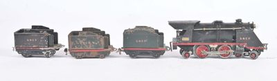 quatre petits trains miniatures posés les uns à côté des autres sur une surface blanche