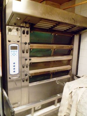 un grand four rempli de bois