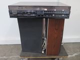 une photo d'une chaîne hi-fi posée sur un meuble