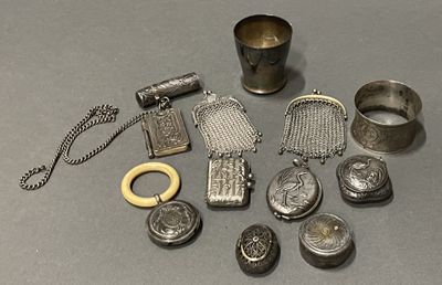 beaucoup d'objets en argent qui se trouvent sur la table