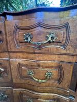 10737-120 / X / Commode en noyer ouvrant par trois tiroirs c… (photo 5)