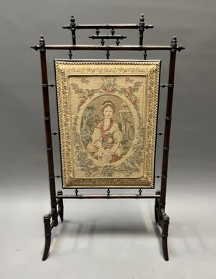 PARE FEUà décor d'un portrait en tissu, la monture en bois à…