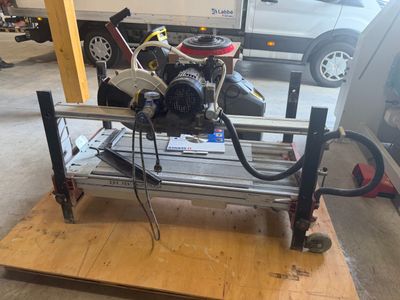 a machine that is sitting on a table in a garage