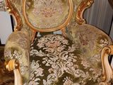 une chaise qui se trouve au milieu d'une pièce