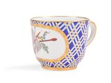 une image représentant une tasse ornée d'un oiseau, sur fond blanc