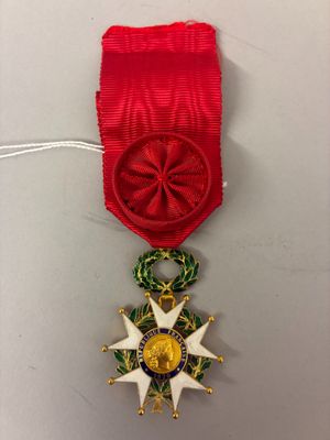 Gros plan sur une médaille portant une étoile
