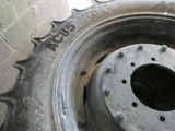 un pneu posé par terre près d'un mur