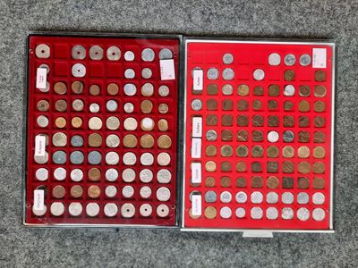 une boîte rouge contenant beaucoup de pièces de monnaie