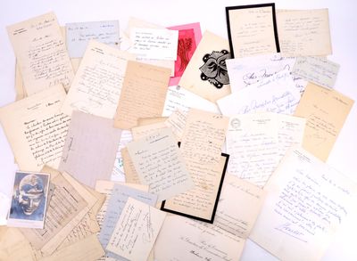 une pile de vieilles lettres et de papiers sur une table