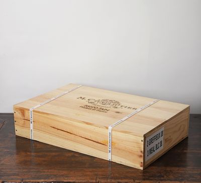 une boîte en bois posée sur une table en bois