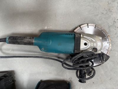 un petit outil électrique posé par terre