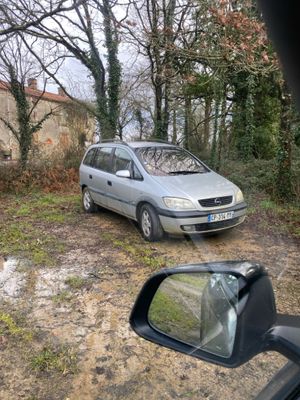 une voiture garée sur le côté de la route