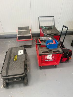 de nombreux outils de toutes sortes éparpillés par terre dans le garage