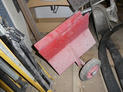 une photo d'un tas d'outils posés par terre
