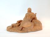 figurine représentant un homme et une femme assis sur un rocher