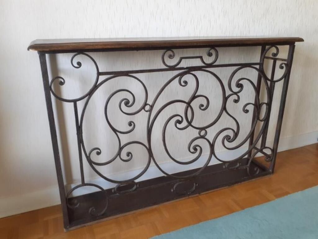 VENDU SUR DESIGNATION (à 5 mn de l'étude en voiture) Balcon en fer forgé à décor de motifs enroulés.