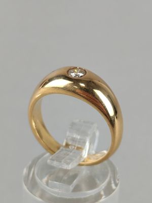 BAGUE jonc anglais en or jaune (750/°°°) sertie d'un diamant…