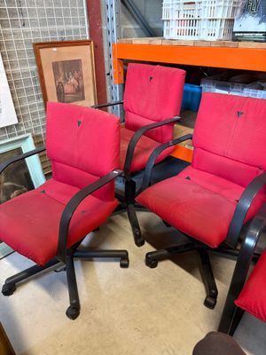 deux chaises rouges placées l'une à côté de l'autre dans une pièce
