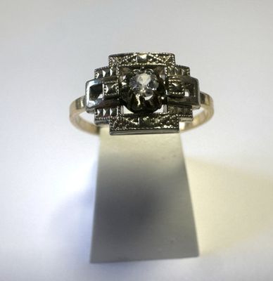 une image d'une bague en diamant sur une surface blanche