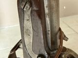un gros plan d'un pistolet posé sur un socle, sur un sol carrelé