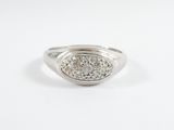 gros plan d'une bague en diamant sur une surface blanche