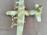 une maquette d'avion militaire posée sur une surface grise