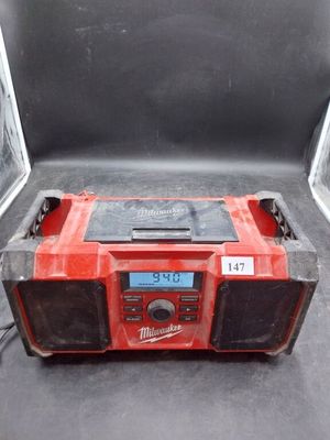 une photo d'une radio posée à l'arrière d'un camion