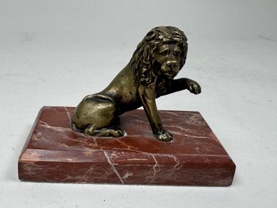statue de lion sur un socle de marbre sur fond blanc