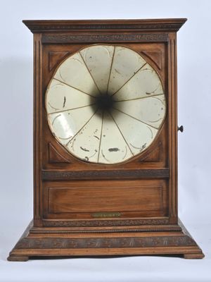 une horloge en bois avec un cadran blanc