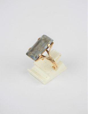 une image représentant une bague en or sertie d'une tourmaline verte