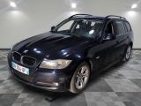 une photo d'un break BMW noir garé dans un garage