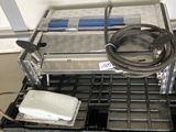 une photo d'une machine posée sur une caisse