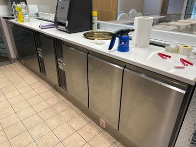 un plan de travail de cuisine sur lequel sont posés tout un tas d'objets