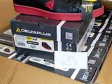 une boîte sur laquelle est posée une paire de chaussures