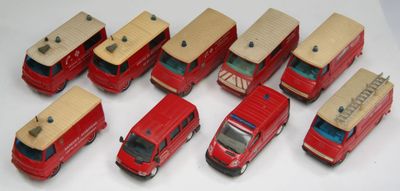 tout un tas de petites voitures rouges alignées les unes à côté des autres