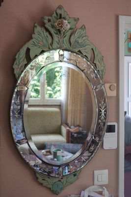 un miroir accroché au mur dans un salon
