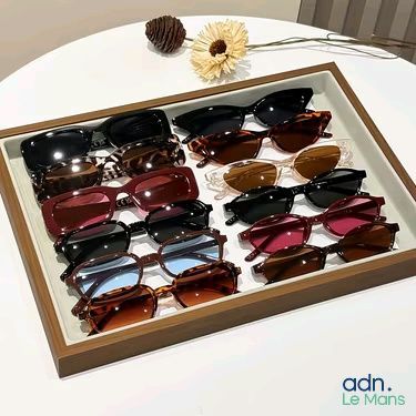 de nombreuses paires de lunettes de soleil dans une vitrine posée sur une table
