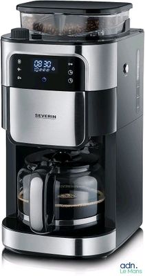 La cafetière est équipée d'une horloge numérique sur le côté.